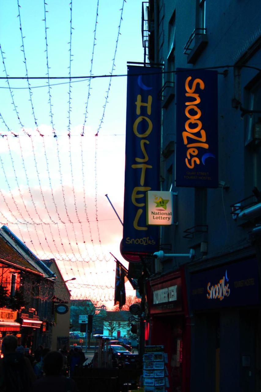 Snoozles Quay Street Tourist Hostel Galway Exterior foto