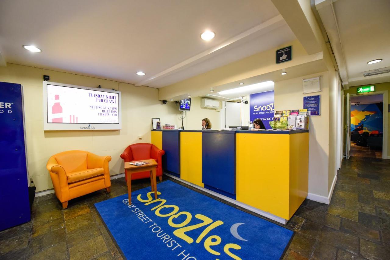 Snoozles Quay Street Tourist Hostel Galway Exterior foto